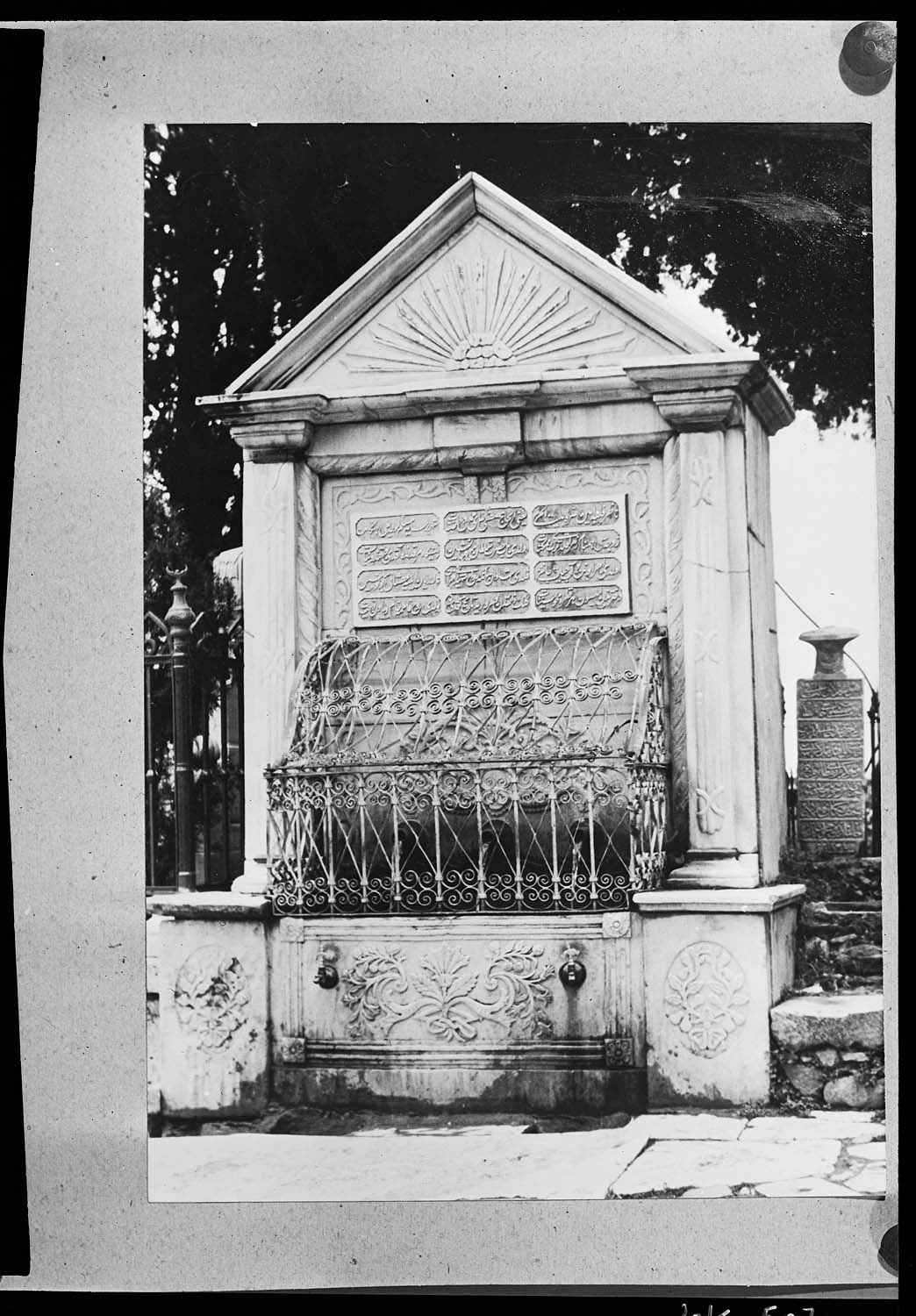 Fontaine à proximité de l'édifice